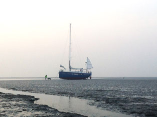 Duurzaam Jacht drooggevallen op het wad